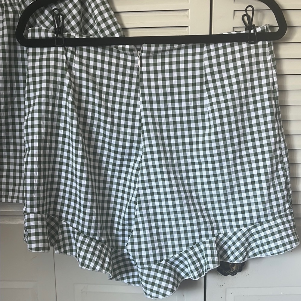 set of puff sleeve Top and ruffle Shorts Set size L green color - Picture 7 of 9